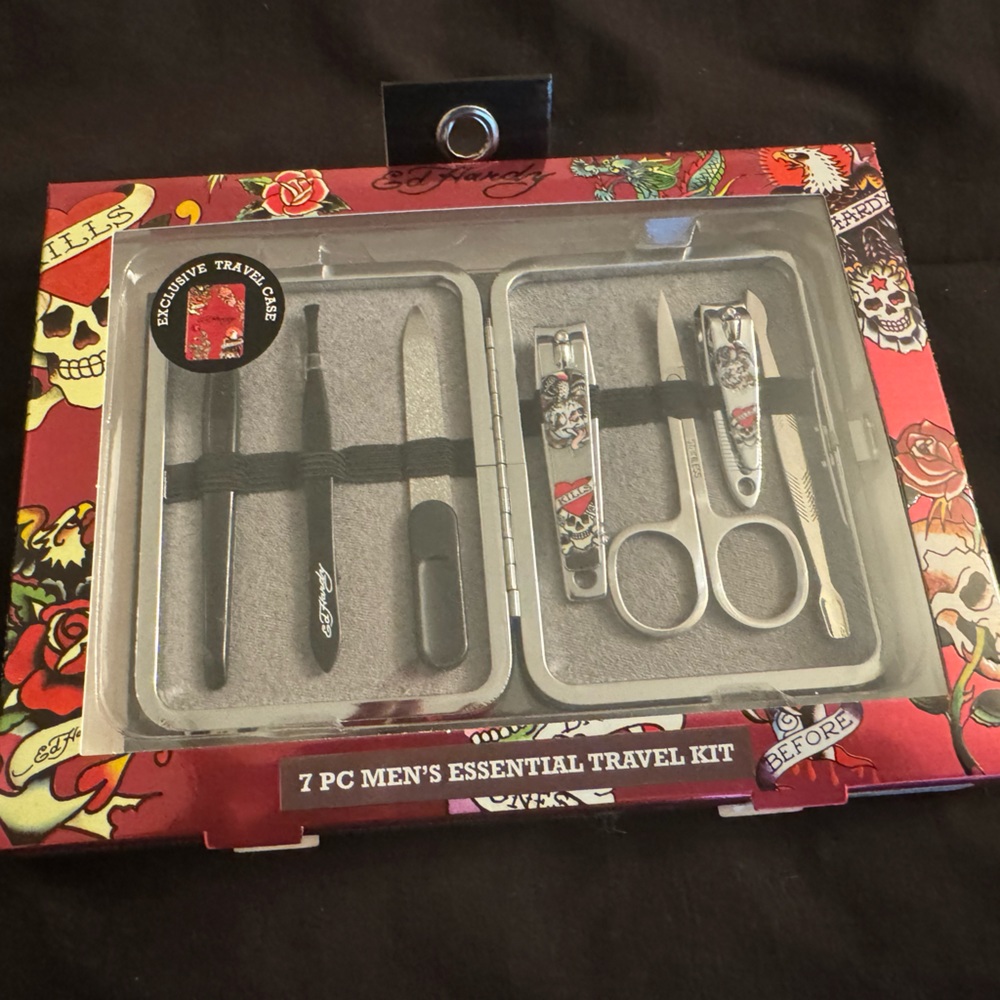 7 piece men’s grooming kit. Ed Hardy. New